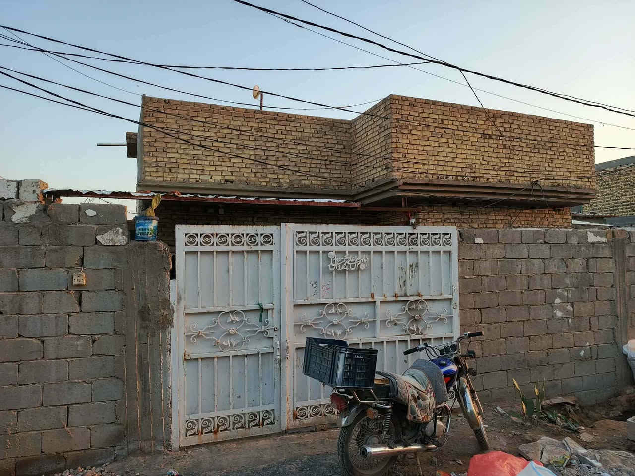 السلام عليكم.
🏠  #دار_للبيع_اومراوس__وحسب__القناعة  🏠  

الموقع : حله تقاطع العلويه شريفه ع
يبعد عن التقاطع 500متر 3فرع يم مكتب العقار قرب معمل الدبس يبعد عن شارع العام 100متر 🌎🌍 : 

🌠🌠التفاصيل 👇👇👇

🟦النوع : مكاتبه فقط 

🟦المساحة :  240متر

🟦البناء :  طابوق والسقف صب كونكريت 

♓♓ محتويات البيت 👇

🌠البيت متكون من طابق واحد ويحتوي على :

🟩غرفة نوم  عدد( 2 )

🟩استقبال .

🟧 صالة كبيره 

🟥 مطبخ .

🚾 صحيات داخلية .

🚾 صحيات خارجية
 
🟦 طارمة كبيرة 
                السعر 70 اوبي مجال 
             الاستفسار خاص


**إذا كنت صاحب هذا الإعلان وتريد حذفه لأي سبب، رجاءا أرسل رسالة إلى الدعم الفني**