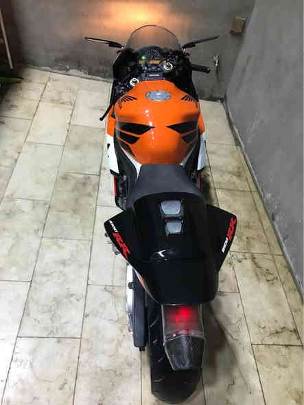 🔴(اللهم صلي على محمد وال محمد)🔴
اخوان للبيع دراجه هونداCBR1000RRريبسول موديل2004اصل 

رجائاً لحد يراسلني ويكلي شبيها مابيها كاتبلك كلشي قبل متراسل اقره وراسلني وتامر امر

🟢الدراجه وارد امريكا و داخله بصوره اصوليه للعراق  مو تهريب مثل اغلب الدراجات ومدفوع كمركها هم يعني معاملتها كامله تروح شوكت ميعجبك للمرور ترقم بنفس اليوم تستلم رقم وسنويه 

🔴الدراجه مثل ما موضحه بل صور كامله مكمله من كلشي مابيها اي نقص فقط اشاير والتاير الخلفي شويه ممسوح فقط 

🟢الدراجه شغاله نكره سلف بكل وقت مكينه ناعمه كير يخبل الدراجه هاون متمشي عدل بس تفحط خير من الله كفرها مثل ما واضح بل صوره شخط مابي كهربائيات شغاله بيها يده وعمبار برمبو اصليات دبات دهن بريك ودهن كلج برمبو اصليات اكزوز اكرابوفك بك لايت مضلل ابو الاشاير  كلشي بيها كامل مكمل اي نقص ماكو 

🔴 ملاحضه مهمه الدراجه من تفتح قبغ الراديتر تريد تنفسها تطلع فقاعات بسيطه كلش صغار وعندي فيديو لهاي السالفه اليريد يراسلني ادزله الفيديو هاي المشكله سألت بيها اكثر من فيتر كلمن يحجي بكيفه واحد كال الراديتر بي زرف من الصفحه اليسره وملحوم بعصارتين خبط ولهذه السبب جاي تطلع الفقاعات لان مملحوم زين وناس كالو قفيص مال جوين راخي وحته ناس كالو الدراجه خابطه منوره البراد مال دهن كلمن يحجي بكيفه المهم هاي السالفه صارله فتره طويله وكلشي ما ماثره عل دراجه لا من ناحيه حماوه ولا من ناحيه تشغيل ولا صوت ولا اي شي الدراجه تفحصها وتصعدها تسوقها بلاديه عبالك توها طالعه من المصنع ونكره بكل وقت 
 
تجي تشوف بعينك وتجيب وياك فيتر وتفحص وتقتنع واشوفك خيرها يله تاخذها 
الدراجه تجي تاخذها من البيت اكاتبك واكفلكياها سرقه واصوليات وعشاير 

ملاحضه ضمان ما انطي لان ملجوم من هاي السالفه تجي تفحصها الف مره يله تاخذها بس وره متاخذها مو جم يوم وتكلي اريد ارجعها لان صارت وياي بغير دراجه وتوبت بعد

🟢الدراجه سعرها 22 ورقه وماكو هيج سعر بل سوك لوما عندي ضرف مابيعها والصور ضالمتها للدراجه هيه بل حقيقه بعد احله 
للتواصل خاص او رقمي *********** رصيد وبي واتساب
مكاني بغداد كريعات
واسف على الاطاله. بغداد
