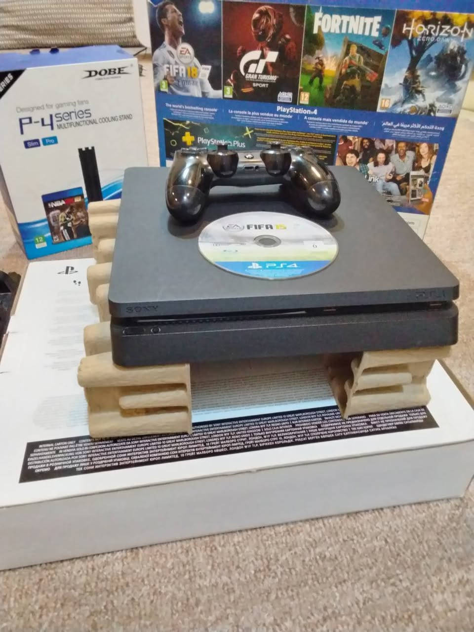 Ps4 للبيع بحالة ممتازة جداً هارد 500مع الملحقات 
السعر 250 
واتساب *********** السماوا, المثنى
