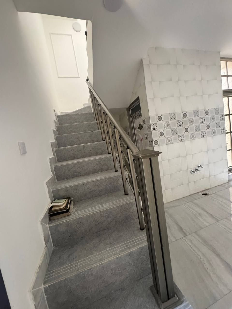 السلام عليكم دار للبيع المساحه 50 متر الدوره البعيثه مجمع السلطان الثالث ثامن فرع من الشارع العام شارع مفتوح صاله ومطبخ وغرفتن نوم وحمام ومنور الدار باسمي مباشر تنازل شركه القلعه  السعر 85 الاستفسار اكثر الاتصال على الارقاجججم التاليه ***********,,,,,,***********
