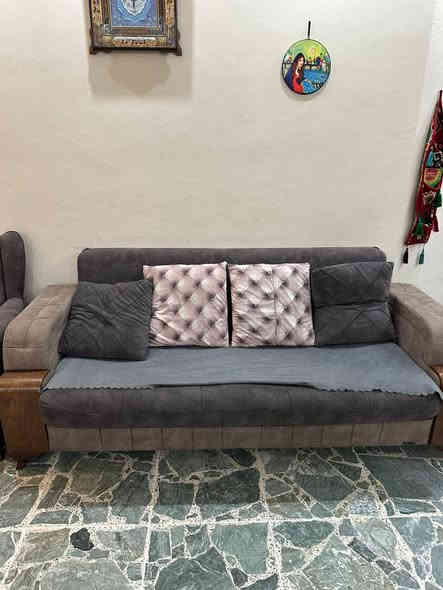 تخم عدد ثنين عشر مقاعد مع بوفيات ثنين وماصات عدد ثلاثه وواحدة كبيرة  وثريات عدد ثنين مع براكيتات. ثنين
للاستفسار الاتصال على الرقم ***********
