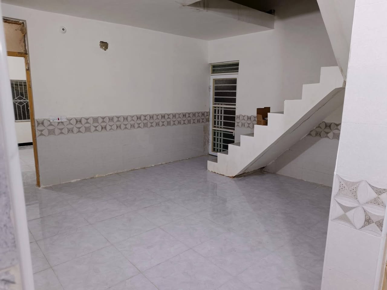 دار سكن البيع كوت حي الحكيم شارع افران الهادي ثاني فرع قرب شارع العام مساحه 200متر بناه طابوك سقف صب جاهز السكن غرفه وصاله ومطبخ وستقبال صحيات داخليه خارجيه مرقم من قسم البلديه حديقه بضهر البيت  سعر 60وبي مجال ستفسار ***********
