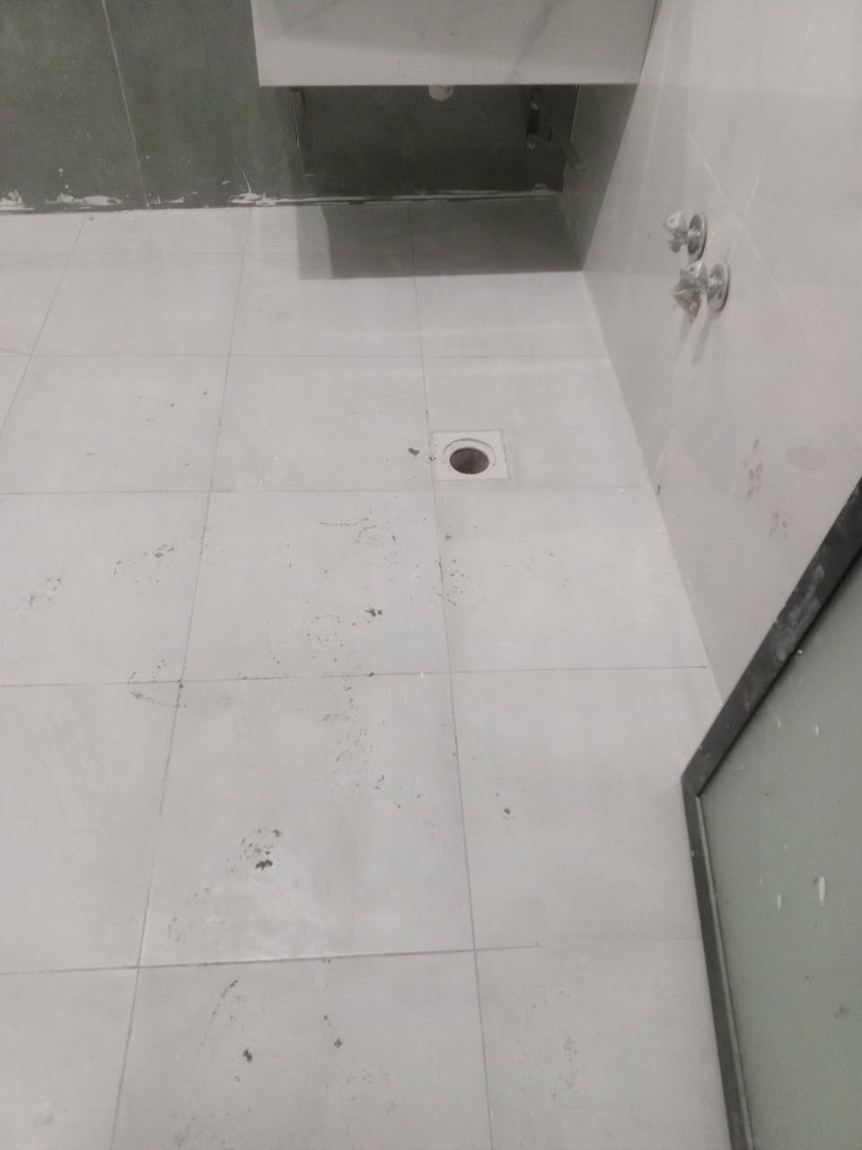 حياكم الله خلفة سيراميك متفرغ لعمل السيراميك البورسلين ولمرمر الشغل كما مبين أمامكم واحد علا واحد واسعار اتصل عليه وتدلل ***********
