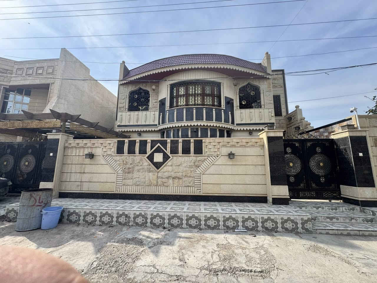 السلام عليكم من رخصه الادمن بيت للبيع  خلف البلدية قرب الاطباء مساحة واجهة 15 نزال 20 علماً هيه قطعة مساحتها 636قسمناها بل نص يعني النزال اكثر من 20 
تفاصيل 
5غرف نوم 
استقبال 
هول 
موزع 
حمامات تواليت  داخلي 
حمام تواليت مشترك  طابق ثاني 
حمام سويت احد غرف النوم 
مخزن داخلي مخزن خارجي 
سيراميك كل البيت 
ارضيه مرمر ليلك 
سقوف ثانوية 
جبس بورك 
سستم كامرات دفن 
قمرية خشابي احطاطه 
كراج عدد 2
حديقة واسعه 
واجها حلان مرمر بل كامل 
بناء طابوق 
كهربائيات vip
بناء البيت 2023

للستفسار خاص او ***********
