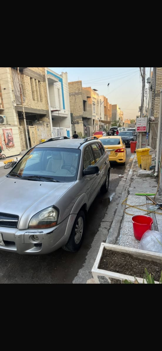 السلام عليكم
توسان 2009 للبيع السياره مكفوله كفاله عامه 
قطرة صبغ ما بيها ولا حادث ولا بارد 
سياره نظيفه تخبل
بيها بس شخوط وجراد بسيط
رايدها ب120 
***********
