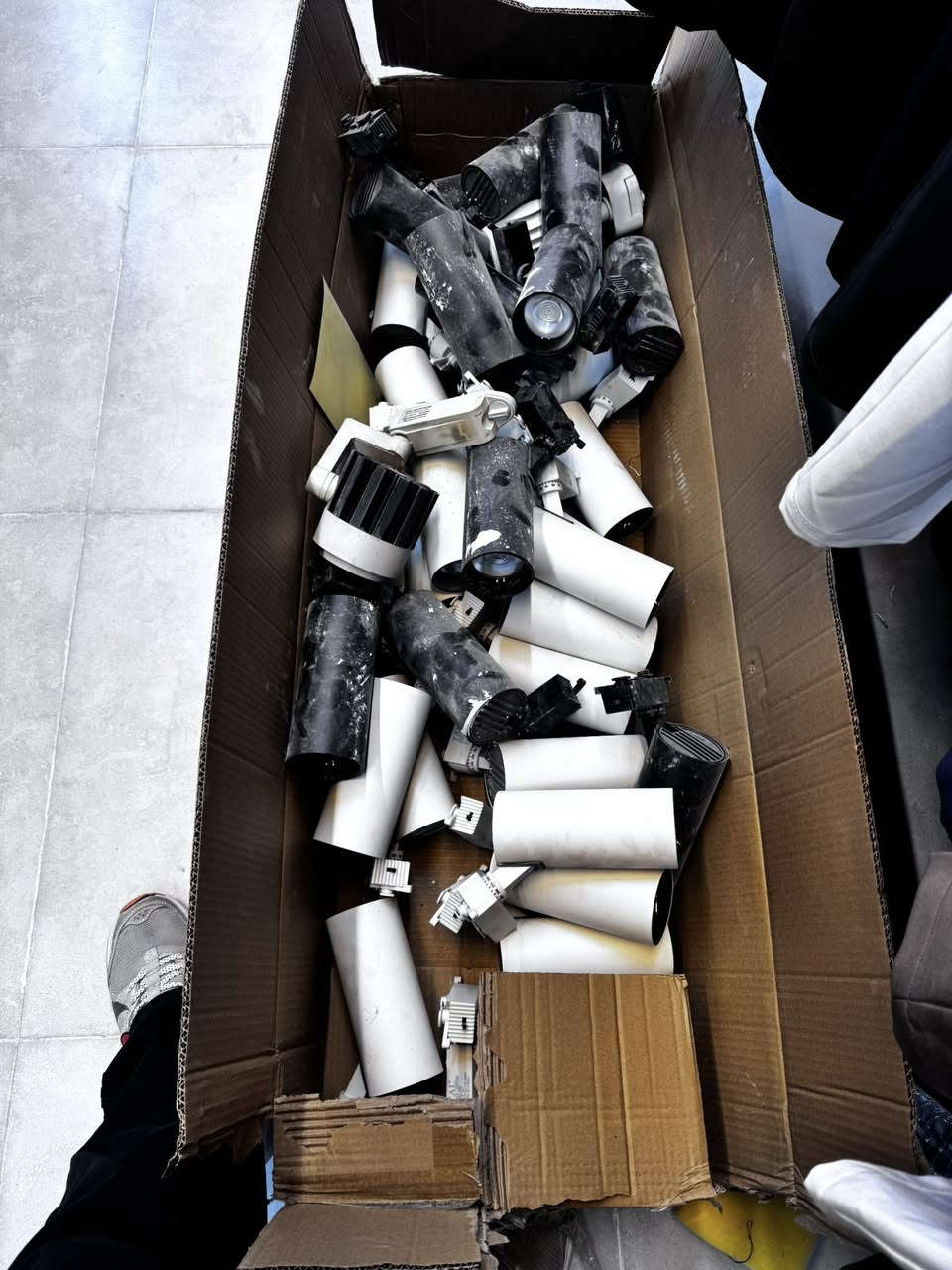 ديكور البيع كامل 
دنك حديد كامله عدد 8 
رف خشب عدد 1 
سبورت لايت موجه عدد 35
ملكانه عدد 2
مساطر ناره عدد 16 
بغداد البياع شارع 20 
***********
