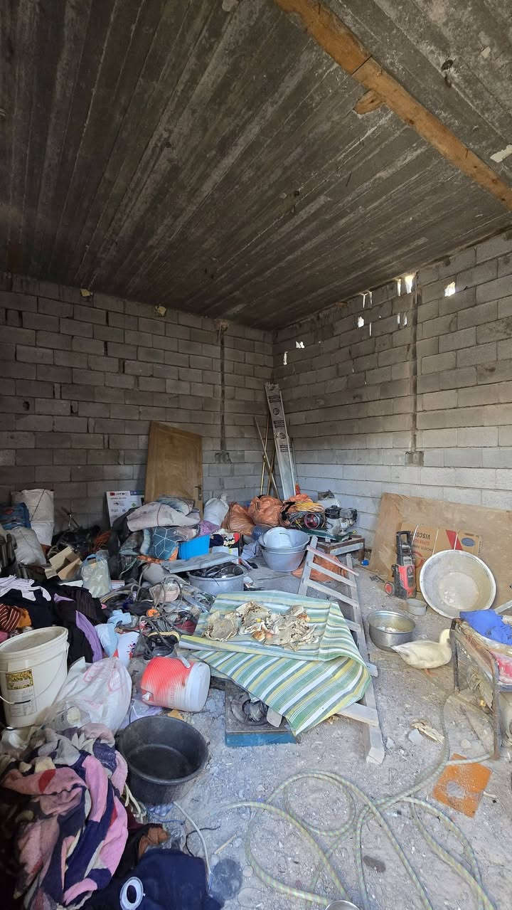 السلام عليكم،
نود إعلامكم بتوفر عقار للبيع.

**تفاصيل العقار:**

*   **نوع السند:** طابو زراعي، سند 25.
*   **المكونات:** يتألف العقار من ثلاث غرف، ديوانية، صالة، مرافق صحية داخلية وخارجية، بالإضافة إلى كراج.
*   **الملاحظات:** يحتاج العقار إلى أعمال اللبخ والبياض فقط.
*   **الموقع:** شارع معمل الشيخ.
*   **السعر:** 60 مليون دينار عراقي، قابل للتفاوض.

للاستفسار، يرجى التواصل مع السيد أبو عباس على الرقم: ***********.
