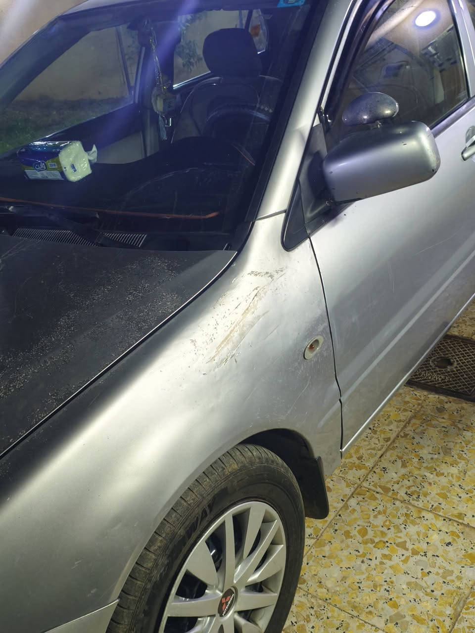 السلام عليكم 
لانسر موديل 2011 مكفوله كفاله عامه عدا طخه صغيره في الجاملغ الامامي كما موضحه في الصوره محرك كير مكفول 
العنوان: الراشدية قرب جزيره بغداد السياحية 
رقم الهاتف: ***********
رقم بغداد انكليزي 
محرك 2000
السعر 90 وبيها مجال
