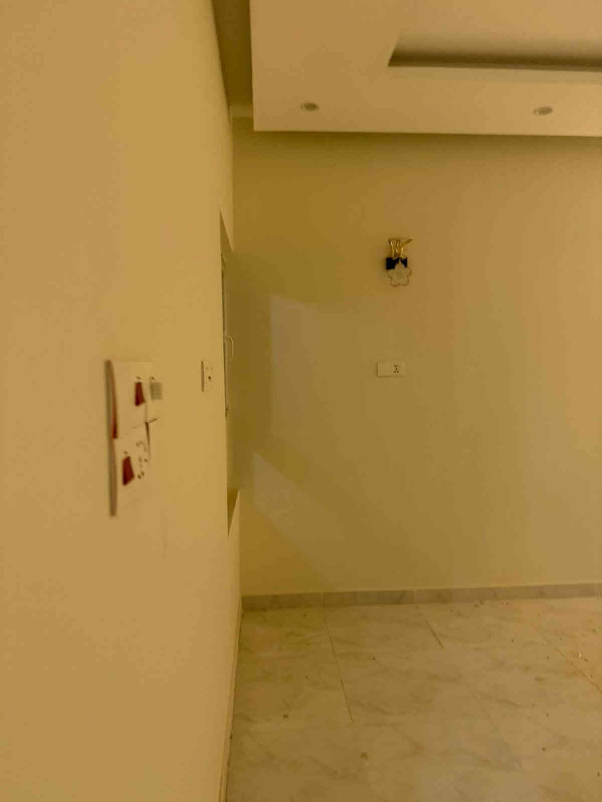 ✨ يتوفر لدينا 3 شقق للإيجار في حي بغداد ✨
📍 موقع مميز وقريب من الخدمات

🏡 تفاصيل كل شقة:
 • المساحة: 100 متر
 • غرفتين نوم
 • صالة واسعة
 • مطبخ
 • صحيات (حمام + تواليت)
 • بناء نظيف وتشطيب مرتب

💰 الإيجار الشهري: 600 ألف

📞 للاستفسار والتواصل:
مكتب عقارات الشموخ
***********
