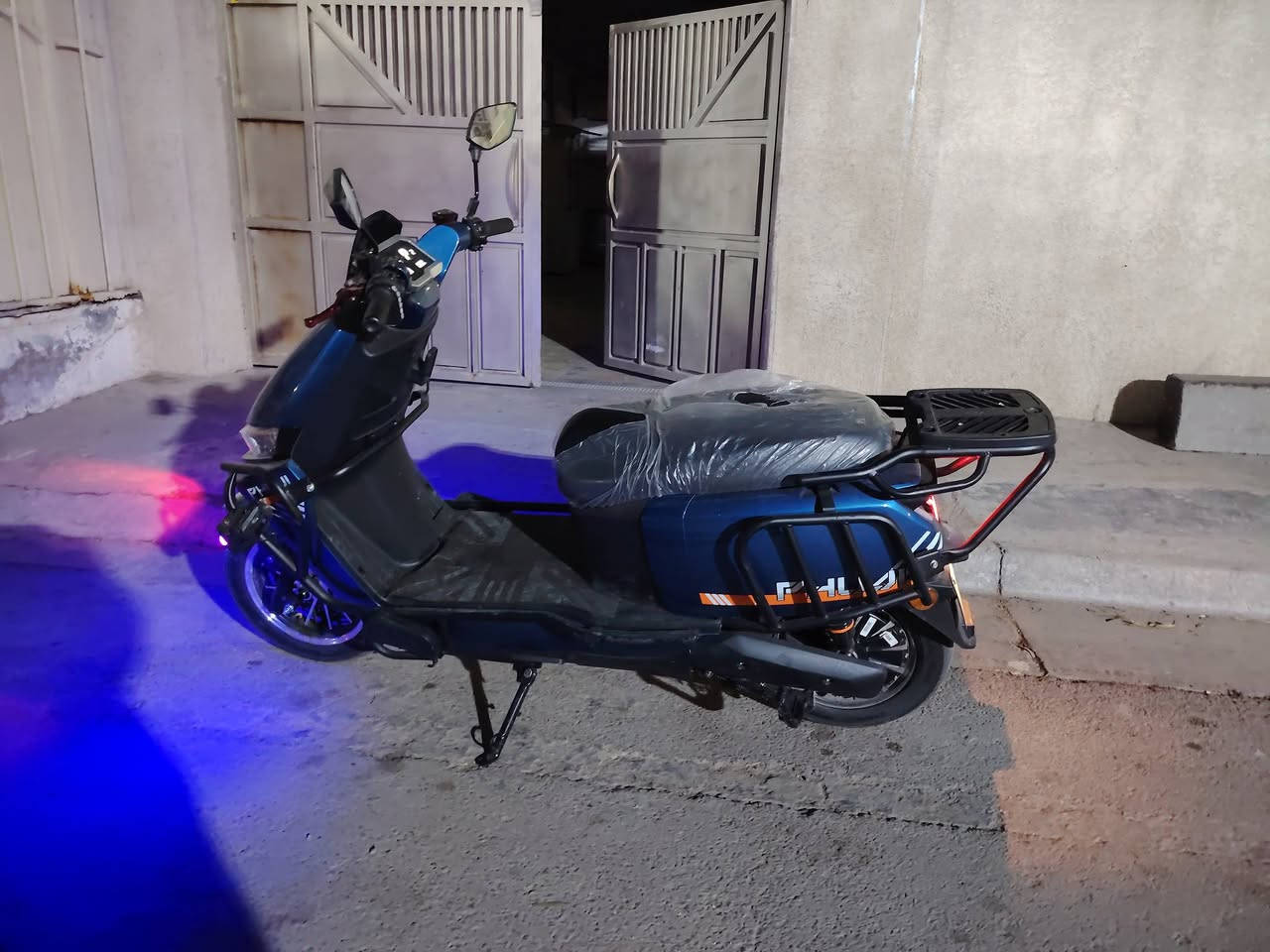 السلا عليكم دراجة شحن للبيع الدراجة صالهة أسبوع نازلة من الرمبة بس محتاج فلوس السعر 925 وبيه مجال المكان الحبيبيية الرقم ***********
