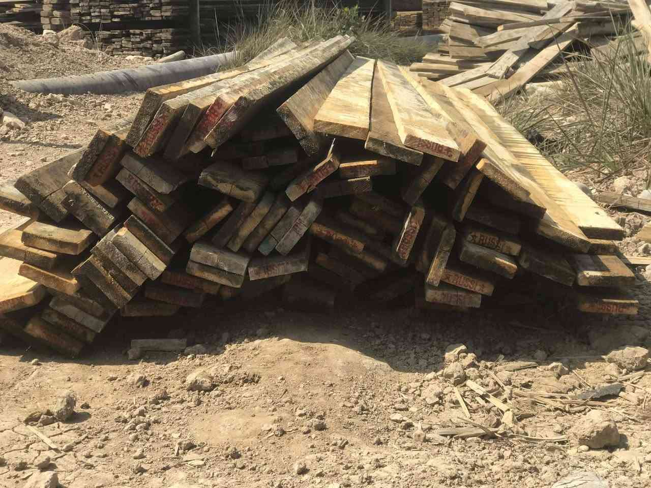 خشب للبيع.  لوح طول 4متر جديد شغلة و حدة مكعب   + مقاصير مكعب العدد الكلي مكعبين ‏‏‪***********‬‏
