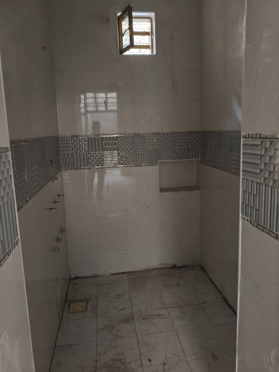 سلام عليكم خلفه سيراميك متفرغ شغل دره أوله ايراني واتساب تصال***********
