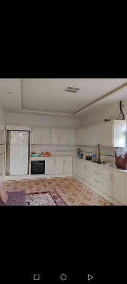 سلام عليكم.  بيت للبيع في ديالى خانقين حي دورلا مساحة 200متر كدامه حديقه 100متر وكراج يزم 3سيارات وبي بير البيت طابق ونص يعتبر مكون من. مطبخ بارد ومطبخ حار وصاله وغرفتين نوم واستقبال ومجمع صحيات. الفوك بيتونه وغرفه نوم البيت ركن واجهتين سعر 165 مليون اي استفسار الاتصال ***********
