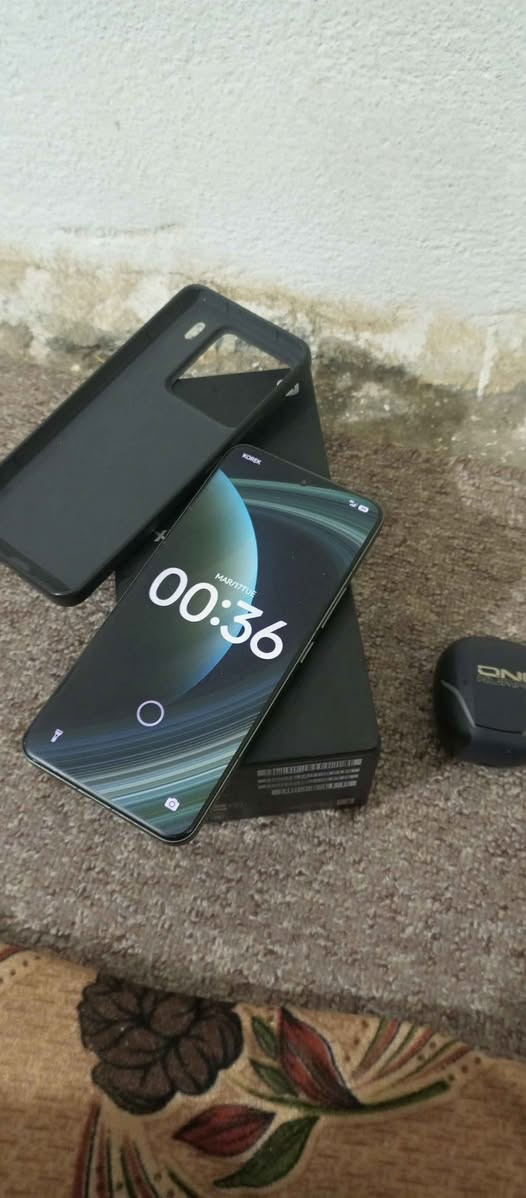 سڵاو xiaomi 15 pro (china) موبایلەکە نوسخەی صینیە ئەوەی لێی نازانێ سەرمان نێشێنێ ram 12 256gb  snapdragone 8 elite  dolby vision dolby atmos 1g2g3g4g5gsuport 4k 60fps record 8k 30fps vedio record 120x zoom  60moonzoom  ltpo oled wqhd+ Ultimate Performance: Powered by the Snapdragon 8 Elite—it's 45% faster and built for 120fps gaming.  
​Pro-Level Movies: 2K Micro-Curved OLED display with a massive 3,200 nits brightness. Perfect for watching movies in pitch black.  
​Massive Battery: Huge 6,100mAh capacity in a slim body (8.5mm). It easily lasts 2 days of heavy use.  
​Leica Camera: Triple 50MP system with a 10X lossless zoom periscope lens for professional-grade photography.  
​Tough & Light: Protected by Xiaomi Shield Glass (10x drop resistance) and an aerospace-grade aluminum frame.  Highlights
Processor Snapdragon 8 Elite (3nm)
Display 6.73" 2K OLED, 120Hz LTPO
Battery 6,100mAh + 90W Wired / 50W Wireless
Weight ~213g (Very light for the power)
Durability IP68 كويسينجاك, أربيل


**إذا كنت صاحب هذا الإعلان وتريد حذفه لأي سبب، رجاءا أرسل رسالة إلى الدعم الفني**