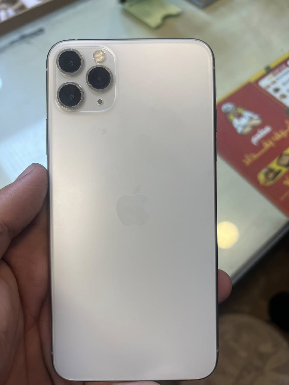 11pro max
ذاكرة:256
بطارية:76
الجهاز نضيف جدا 
مبدل فقط شاشة تفصيخ 
السعر 325
للاستفسار:***********
