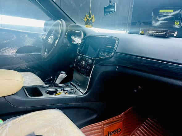 سلام عليكم 
جيب بلاك توب 2020 اسمنتي
ضرر جاملغ خلفي خفيف  
صور الحادث مرفق مع الصور
السعر ٢٦٠ ورقه 
ماشيه 55m
مواصفات 
١-بصمه تشغيل 
٢-بصمة ابواب
٣-رادار جانبي  
٤-منضومة زنون 
٥-كامره ٣٦٠
٦-مخمل +جلد
٧-كشن كهرباء
٨-تدفئة كشنات اماميه
٩-تدفئة ستيرن 
١٠-تبريد امامي خلفي 
١١-ويل كروم ٢٠
١٢-شاشه جبيره
١٣-شاشه اعطال 
١٤-توقف ذاتي 
١٥-حساس خلفي 
١٦-صندوق كهربائي 
١٨-لحيه اماميه 
١٩-دفيوزر خلفي 
٢٠-لحيه فوق البك الخلفي 
٢١-دفيوزر فوق الباب 
٢٢-برده بيبان خلفيه
٢٣-كاميرا داش كام 
مكان سيارة بغداد الشعب  
للاستفسار اكثر الاتصال 
‭٠٧٧٣ ٣٦٠ ٢١٠٠
