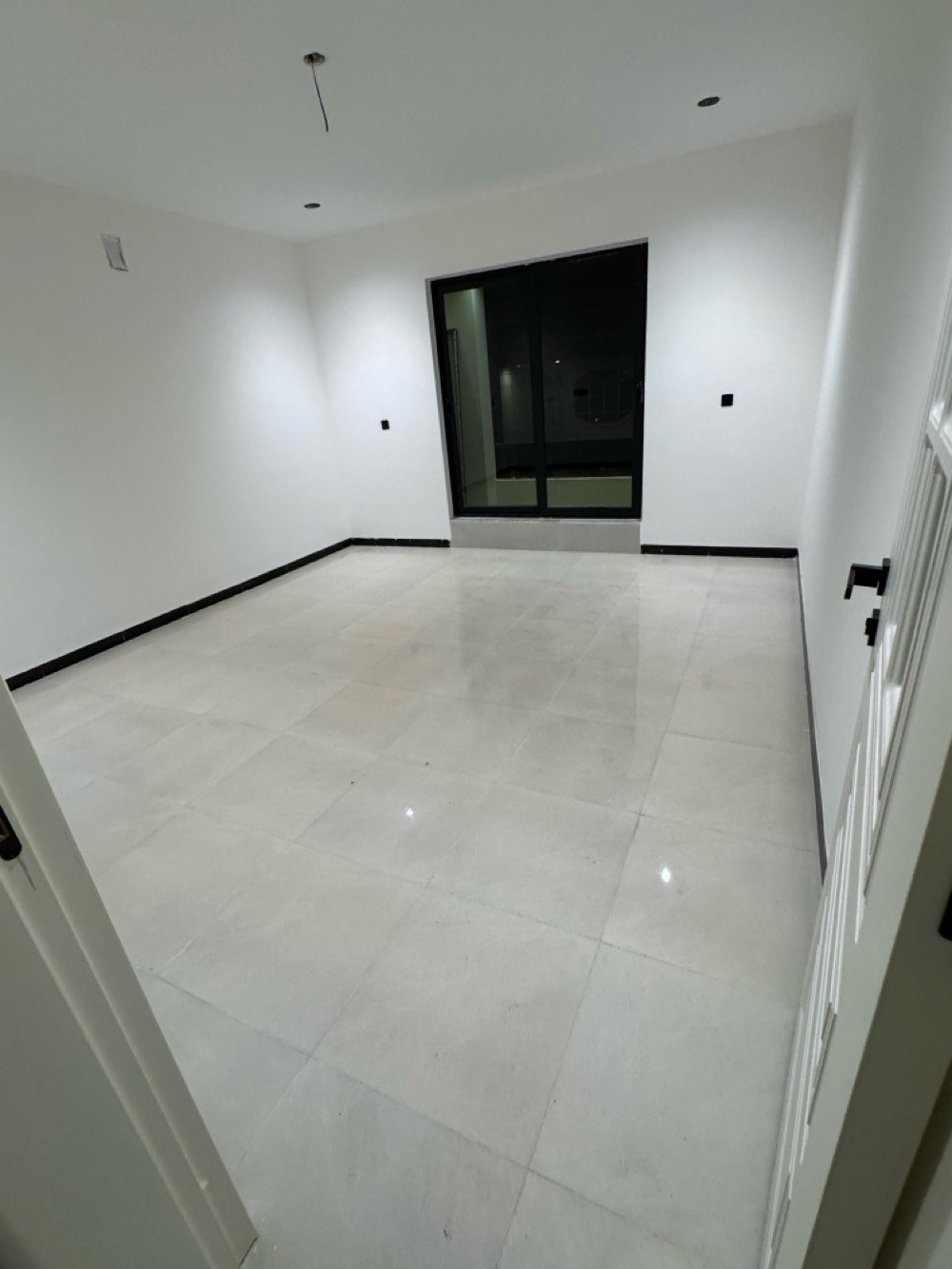 للبيع دار حديث البناء بتصميم عصري وجميل مكون من عدة غرف واسعة مع إضاءة سقفية احترافية. الدار مزود بنظام صحي حديث ومراحيض أنيقة. 

تتميز الغرف بالأرضيات السيراميكية اللامعة والجدران ذات الطلاء الأبيض الدافئ. تحتوي على سلم داخلي بتصميم فخم يضفي الفخامة على المكان. 

الواجهة أنيقة وملفتة للنظر مع بوابة حديدية طراز غربي.