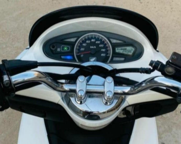 دراجةPCX  الجيل الاول ياباني أصلي حرف (A) مكينة 150 شوته طويلة كفالة محرك كفرات بلادية  اللون ابيض  حساس ازدحام حساس إستان جانبي( الصفح)  كله شغالة زوج تايرات جدد  تبديل دهن جديد الدراجة حاليا بحاله الوكاله 
السعر ١٣ $ وبيه مجال بسيط المكان بغداد الشعله 
*********** بي واتساب
