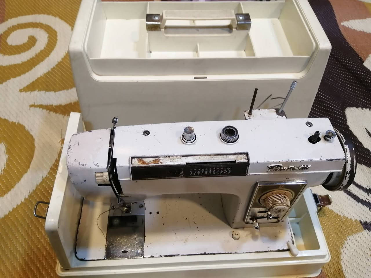 مكاين عدد ٢ 
برذر خياط و١٠ نقشات كلها شغال السعر ٩٠ وبيها مجال 
فراشة نضيفة شرط الشغل ٣٥
للاستفسار ***********
