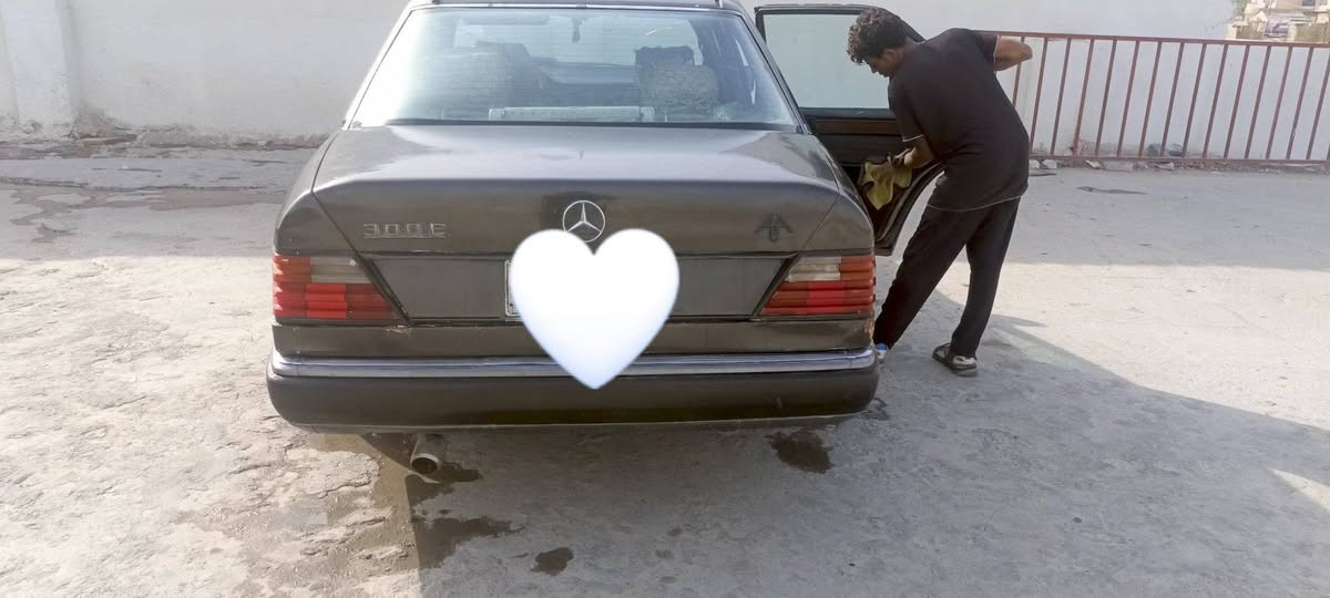 مارسدس دب..
رقم صدامي
محور 2500
راعيها موجود
حداديه كدام جديده-عربانه نص عمر_تخم تاير جديد 
موديل 1989
كهربائيات كلها شغاله من الطول لطول
مكاني ناصريه لاسكان الصناعي حي الجوادين
***********_واتساب***********
