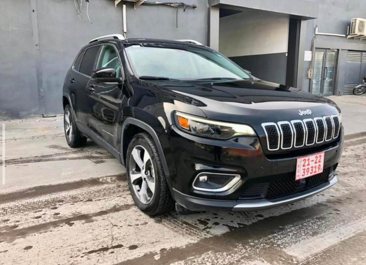 ‏Jeep بزون 2021 
محرك V6 

مواصفات لمتدد فول 

فووول مواصفات لمتدد
محرك V6 3.3 المرغوب 
بانوراما 
- رادار امامي 
- ⁠رادار جانبي 
- ⁠حساسات 360 درجة 
- ⁠دبل فتحة سقف سلايد روف 
- ⁠جنطة كهرباء 
- ⁠مانع اسطدام 
- ⁠داتا شو 
- ⁠لايت LED
- ⁠كشنات كهرباء جلد 
- ⁠كشنات تدفئة تبريد 
- ⁠كشنات خزن مموري 
- ⁠هيتر ستيرن 
- ⁠هيتر مري 
- ⁠شاحن لاسلكي 
- كار بلي 
- ⁠اوتو هولد 
- ⁠تبريد قطعتين امامي خلفي
سيارة جاهزه ومابيها كل نقص 

حادثها بسيطه  فقط ب امريكا موضح بالصوره مع باب عكس سايق  تبديل 

اني مرقمها بيدي رقم اربيل رقم جديد 

ماشيه 60mil

تايرات صدر جديد قبل شهر مبدل كامل 
ميحتاجله مصرف 
مكاني بغداد شارع فلسطين 
للأتصال ***********

السعر 144$
