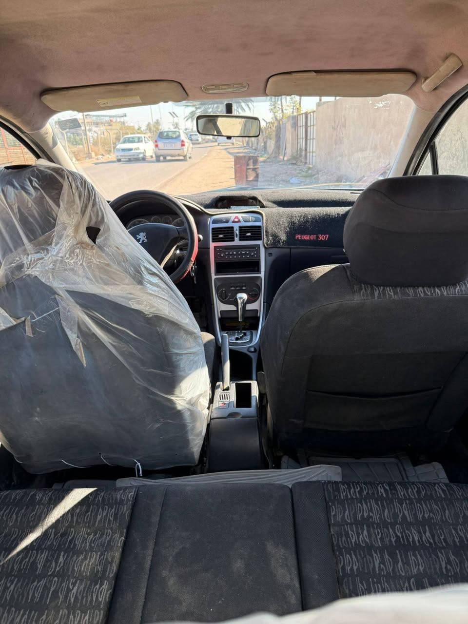 بيجو ٢٠٠٥ رقم انكليزي السياره رقم بغداد حلوه وجاهزه باستثناء التبريد مكانها بغداد وتحويل مباشر وهذا رقم راعيها*********** السياره بلاديه
