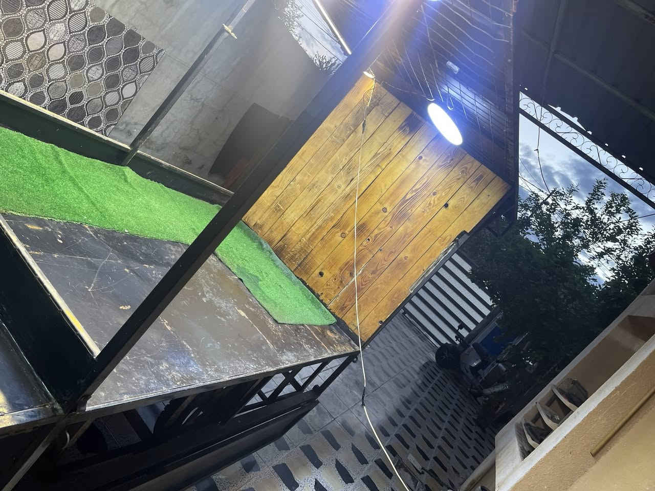 عاربانەی لەفە بۆفرۆشتن تونو تۆلە جوار دەرگای هەیەیە دائەخریتو ئەکریتەوە  بۆ سەر ماتۆریش ئەبیت 
عربانة لفات لبيع ترهم للفات 
***********
