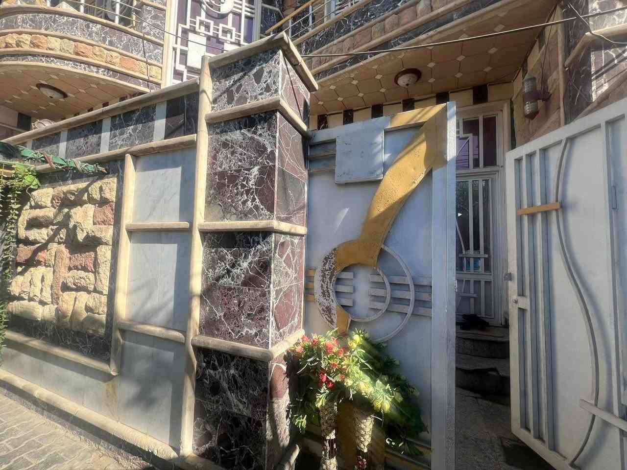 بيت للبيع طابو صرف مساحه 100 متر ركن موقع ممتاز على شارع ركن مقابل حديقة عامه 3 غرف 4 صحيات استقبال وصاله مطبخ بناء درجه اولى وجه حجر مرمر مع سبالت عدد4 الموقع كربلاء حي العامل الاولى شارع مستشفى الولاده قرب اسواق الاخوين تفاصيل اكثر الأتصال على رقم *********** مامتوجد على فيس اتصل على رقم
