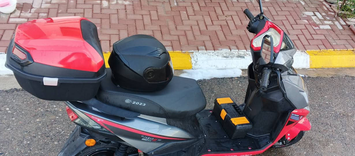 السلام عليكم.
دراجة شحن للبيع موديل 2023 مع الملحقات (خوذة + عدة ).
سنة الشراء :2024/9
مواصفات الدراجة :
ملف :1500 واط.
السرعة :65.
عدد البطارية: 7.
المسافة التي تقطعها الدراجة في الشحنة الواحدة :60 كيلوا متر.
حالة الدراجة :
جيدة جدا كما هي واضحة في الصور.
حالة البطاريات :
جديدة وحالتها جيدة جدا.
السعر : 690 الف مع مجال بسيط.


**إذا كنت صاحب هذا الإعلان وتريد حذفه لأي سبب، رجاءا أرسل رسالة إلى الدعم الفني**