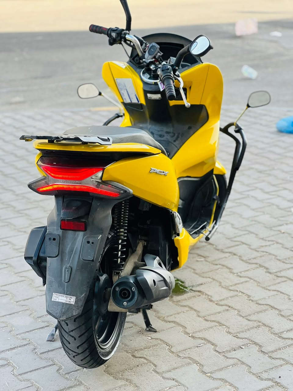 السلام عليكم دراجه pcx جيل الثالث ياباني  مكينه 150  دراجه مكفوله كفاله عامه مال رمبه حساس ازدحام حساس ستان تتدفئة بل يدات لد أمام لد خلفي مكينه برغي ممفتوح بيه شلعه معدل فول مال جناي دراجه تتعب تكول جديده ماشيه 27 حقيقي على ايدي كتلوكات الرمبه بيه السعر مليون 950 وبيه مجال العنوان بغداد الهاتف *********** اتصل وبيك خير ودلل
