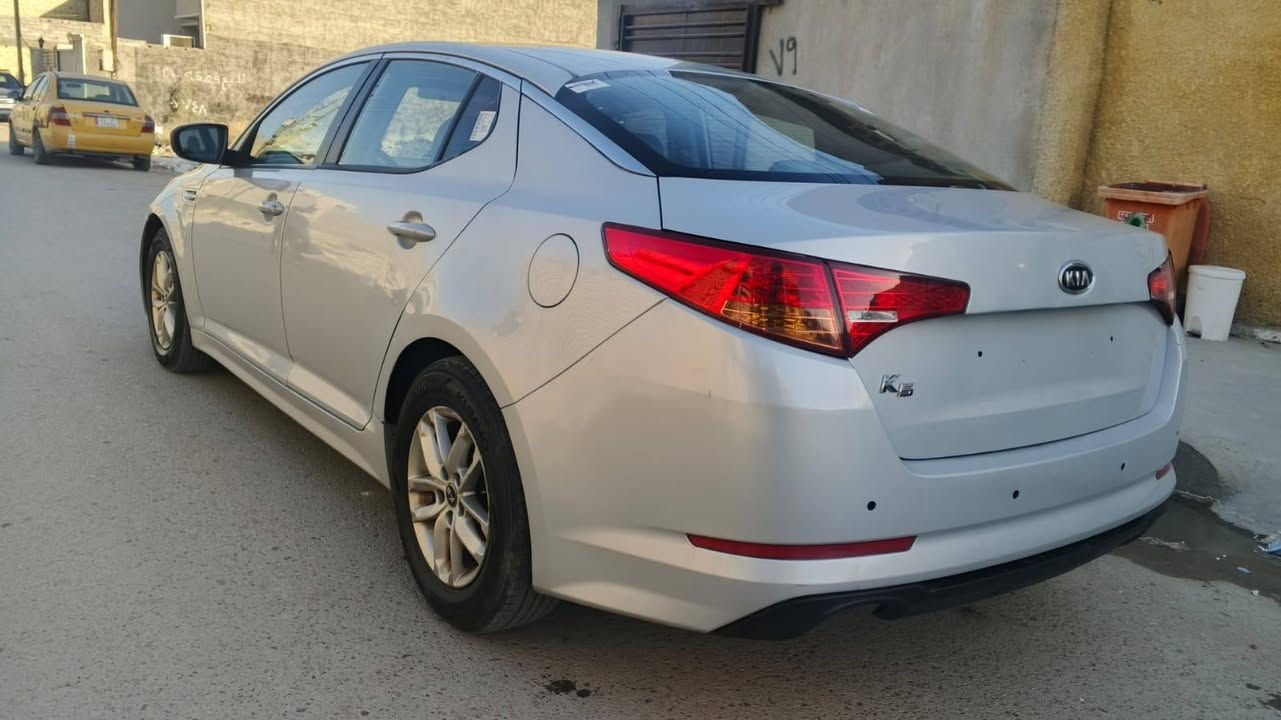 *السلام عليكم كي 5 موديل 13 دخول جديد *سياره كرتون اللون اسمنت بلادي محرك 24 *سيارهن شاشه بلاديه سياره جاهزه ما في اي *نقص بها قصه جنطه//ادوات ادوات ادوات//
*بنزيل سياره السعر 54 ورقه بها مجال 
*العنوان بغداد*
*رقم الهاتف*************
