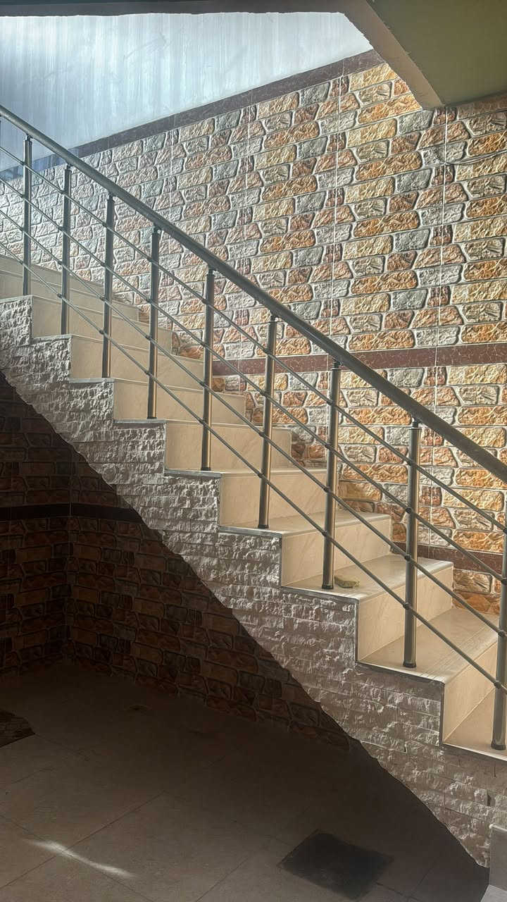 #وينك_دور_مناسب_وجديد_وقسط 

دار سكن طابو صرف مساحه 150 متر 
طابق واحد بناء حديث سنه البناء 2025
غرفه وهول ومطبخ واستقبال ومجمعات صحيه 
كراج سياره ديكورات نقوش مغربيه كله البيت خدمات مي كهرباء مدارس ثاني بيت من التبليط 
تسليم مفتاح مباشر بعد العقد وبعد والك كاونتر هديه جديد من ضمن الدار 
الدار #مطلوب_لمصرف_العقاري 
يباع بمقدمه (تطلوعه ) والطلب يتحول على المشتري 
مع تغير الكفيل ونقل ملكيه العقار إلى المشتري  
ابو غرق بدايه حي المرتضى 
الأستفسار الأتصال 
***********

‭0781 295 5129‬

#الدار_المعموره_للعقار 

ملاحظه //من لديه عقار ويرغب بالبيع مراسلت الصفحه او الاتصال
