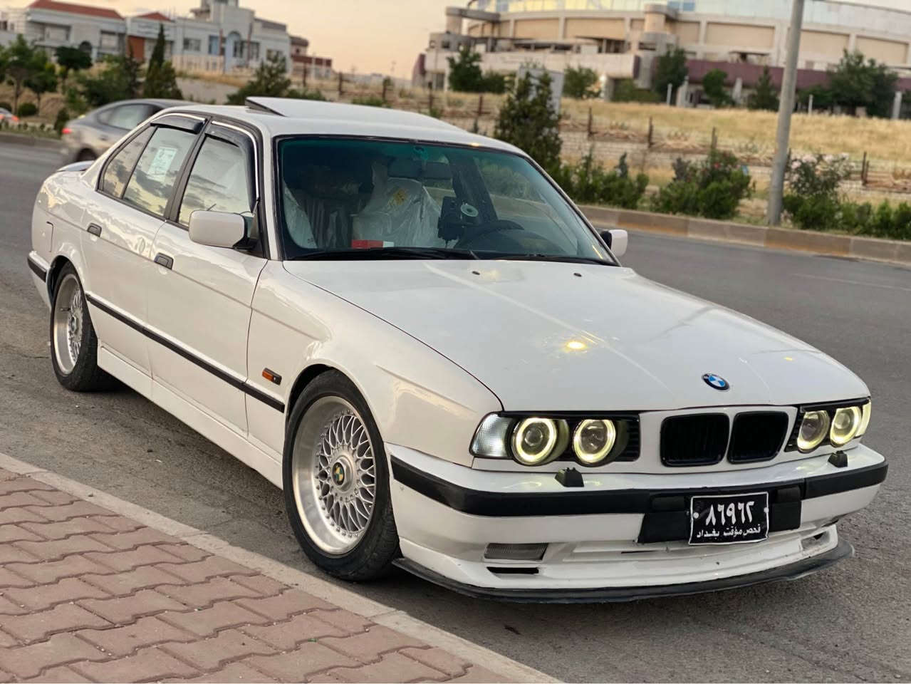 Bmw 520 مەكینەی ئەورپی مانگێكە بۆ گۆڕاوە بەشەرتی بوغار
1990 ئاڕمی پلاستیكی سلێمانی
تەبریت لەسەر سویچ
سڵایتە كارەبای گشت گیانی ئیش ئەكات 
كامل كراوە بە m
وەك دەعم قرچێكی پێشەوەی  سەكنی هەیە
بانزین هەر ناخوات بەی ٥ هەزاری تێكە كاملی سلێمانی پێ ئەگەڕێت
سعر:45 مەجال
ژم: *********** السليمانية, العراق

