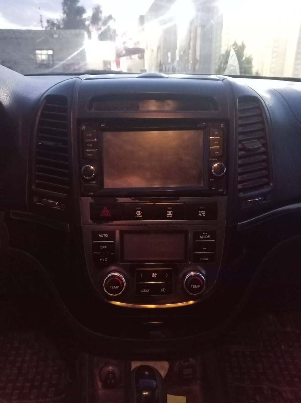 سنتافي للبيع محرك ستة سلندر 2700 السيارة بيها الچاملغ الأيسر فقط الباقي مكفول گير ومحرك مال گصة جدد صدر جديد تخم تاير جديد تبريد ثلاث قطع .سبعة راكب سيارة 2009 وارد خليجي  .رقم دولي جديد تحويل مباشر .السيارة مو مالتي مكلف بلنشر .مكان السيارة بيجي الصينية سعر السيارة 130وبيها مجال  .الرقم الزين لصاحبة السيارة .‏‪***********‬‏. ..***********
