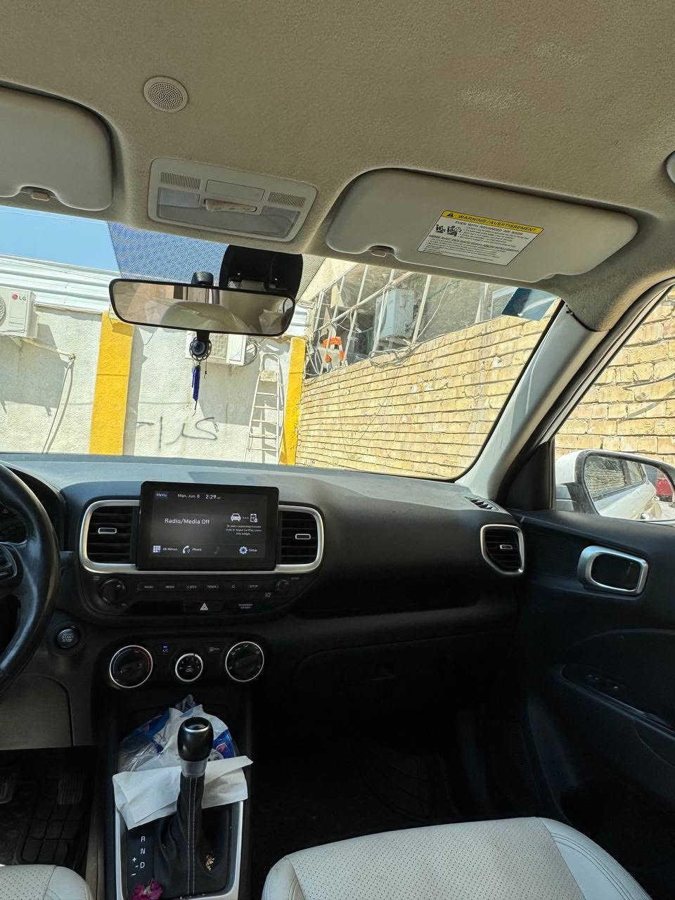السلام عليكم…. للبيع هونداي فينو 2021 رقم واسط  موصفات :كشنات تدفئه ستيرن هيتر تحديد مسار نضام سبورت 
ماشيه136 الف السعر 120 ورقه 
ملاحضه:السياره بيها صبغ حزام شواصي سليمه 
رقمي ‭***********‬
مكاني:واسط_الكوت
