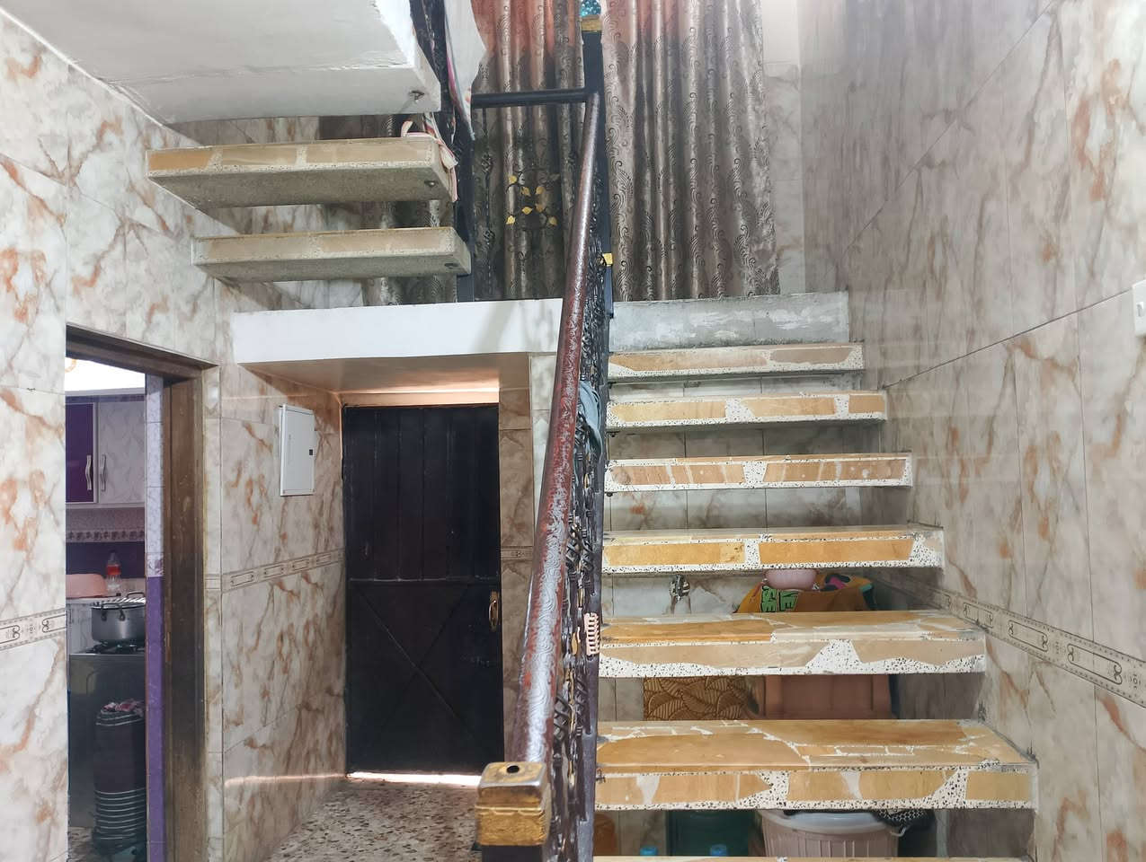 مستعجل على بيعيته طابو صرف
بيت للبيع – مساحة 200

🔹 المساحة: 200 متر

🔹 النزال:20 متر

🔹 الواجهة: 10متر

🔹 البيت نسبة نضافه 90% صب كونكريت

تفاصيل الطابق الأرضي:

استقبال ديوانية كبيرة جدا 

مع غرفة .مع استقبال وخدمات صحية وخارجية بلطارمة..الطارمة مساحة كبيرة تصلح مشتمل صغير 

تفاصيل الطابق الثاني:

4غرف نوم مع خدمات صحية..العنوان الامين الثانية قرب مدرسة الفارس مربع المسيح ..
للاستفسار ***********وقت الاتصال من الساعه التاسعه صباحا الى الساعه العاشرة مساء
