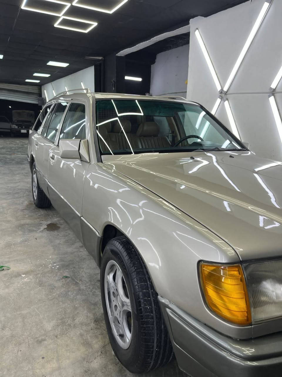 سلام عليكم مارسدس دب استيشن موديل 1990بدون حادث قاعدة دبل واحد مصلح كير ومحرك بطة 2500رقم صلاح الدين عاج شرط تحويل وكالة سقف تنتة غرفة جلد سعره42$وبي مجال مكاني كركو*********** كركوك, العراق
