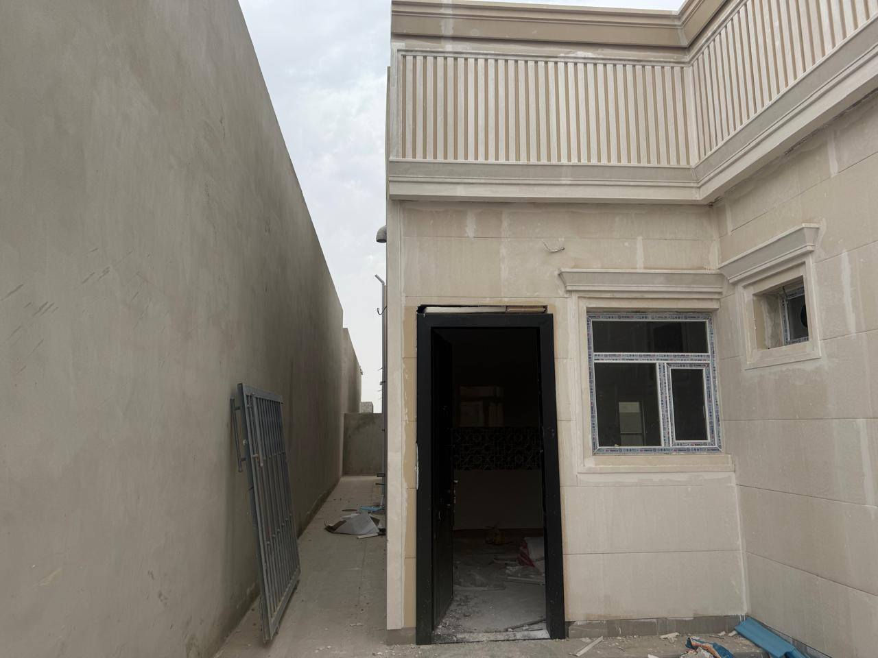 السلام عليكم يوجد دار للبيع مجمع دجله  تكريت الديوم طابق واحد مساحه 200 متر واجهه 10 نزال 20 شارع 15 تسليم شهر الثالث يتكون  من  مطبخ غرفتين النوم استقبال مجمع صحيات عدد اثنين
السعر الكلي 135 مليون
واصل 55 مليون
عندي استلام المفتاح 15 مليون
بدون قسط  سنوي 
القسط الشهري مليون فقط
الدار بدون مبادره
الاستفسار على الرقم
***********
