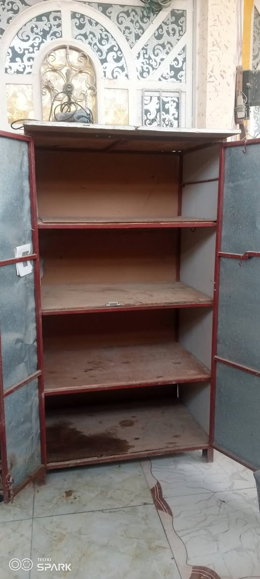 ميز للبيع قياس الارتفاع 180عرض متر عمق 70البصره مدينة هوير كبير قرب نفوس رقم الهاتف ***********
