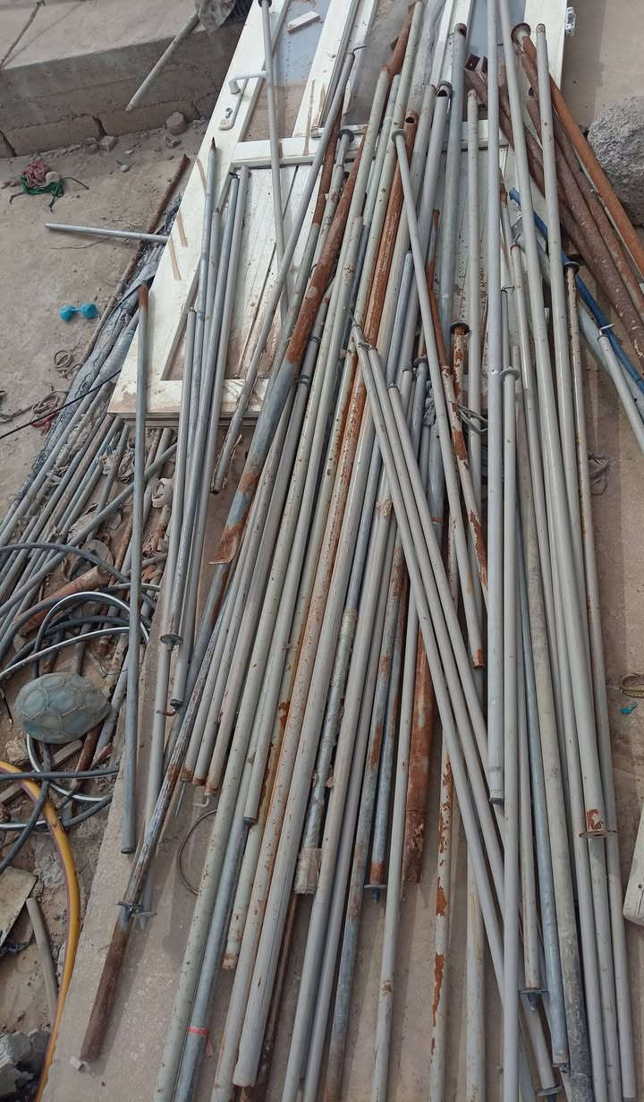 من رخصت المسؤول هاي البواري البارحة الي سالوني جثير ناس اكو الطول مترين واكو متر ابيعهن كلهن العنوان موصل جانب الايسر رقم الهاتف ***********
