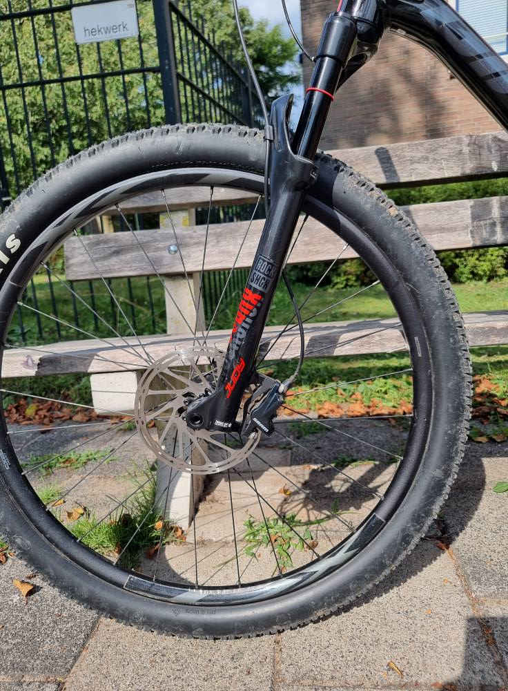 السلام عليكم كباتنة الطيبين✋
توكلنا على الله وأيه الرزق للجميع شوفولنة هاي القطعة الحلوة للبيع دراجة جاينت #هولندي اصلي نتعامل فقط بالاصلي لون مميز ونادر الدراجة مثالية للطرق الوعرة، الصعود والنزول، وحتى الاستخدام الرياضي اليومي براحة وثبات عالي. يعني انسى الطسات ووجع الظهر وألام المفاصل. 
✅ المواصفات والفوائد للمستخدم: 
لشة ألمنيوم خفيف وقوي → تحكم أفضل وتعب أقل أثناء القيادة قياس  Large   مناسب لمعظم الأطوال  نظام نقل حركة SRAM NX  تبديل ناعم وسريع بدون تقطيع ممتص صدمات  دبل امامي RockShox  راحة وثبات أعلى بالطبات والطرق الصعبة الدراجة جاهزة للركوب مباشرة بدون أي مصروف إضافي مناسبة للمبتدئ والمحترف بنفس الوقت
📍 الموقع: بغداد – حي البنوك – قرب مثلجات الصفصاف
📩 لأي استفسار أو تجربة الدراجة او معرفة السعر راسلني خاص وتدلل 
⚠️ ملاحظة:
ناشر أكثر من دراجة بحسابي، ويوجد استيراد مباشر من وكالات أوربية عالمية، كل القطع أصلية 100% مع وصولات 🔥
نتعامل مع أفضل الماركات العالمية:
SRAM . SHIMANO . Campagnolo . Maxxis . Schwalbe . Vittoria . Bontrager . Rockshox . Fox . Mavic .Garmin . wahoo.  Poc . Cube .  DT SWISS . Cannondale . Santa cruz . Trek . Giant ... وغيرها #دراجة_جبلية #دراجات #بيع_دراجة #بغداد #دراجة_هوائية  #Baghdad


**إذا كنت صاحب هذا الإعلان وتريد حذفه لأي سبب، رجاءا أرسل رسالة إلى الدعم الفني**