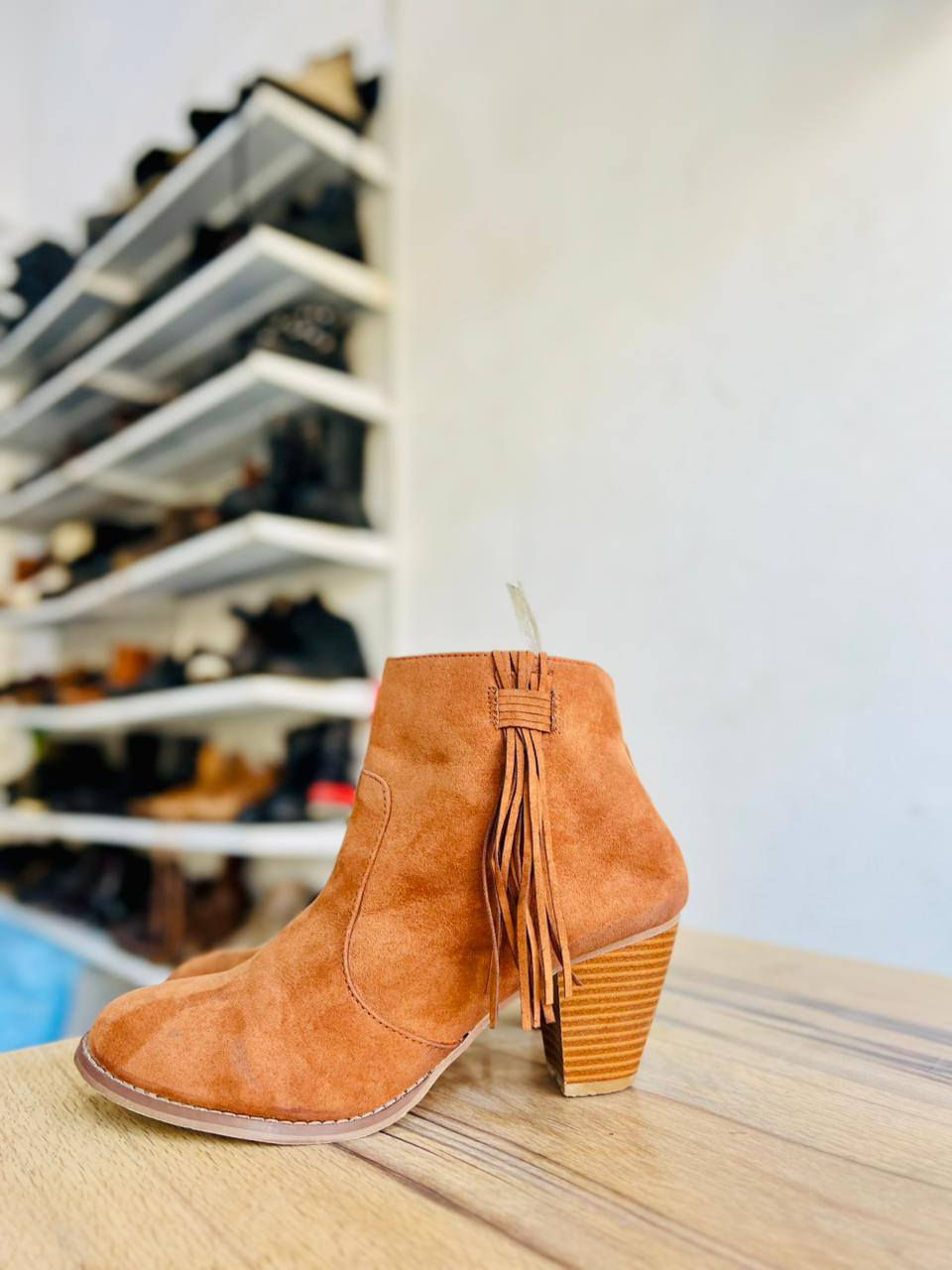 السلام عليكم احذية بالة اوربية قطع نظيفة وقسم جديد كلشي موجود نسائي ومال اطفال مكاني ناصرية مركز الثورة قريب على الشارعين هذا الرقم اتصال او مراسلة  *********** يوجد توصيل داخل الناصرية
