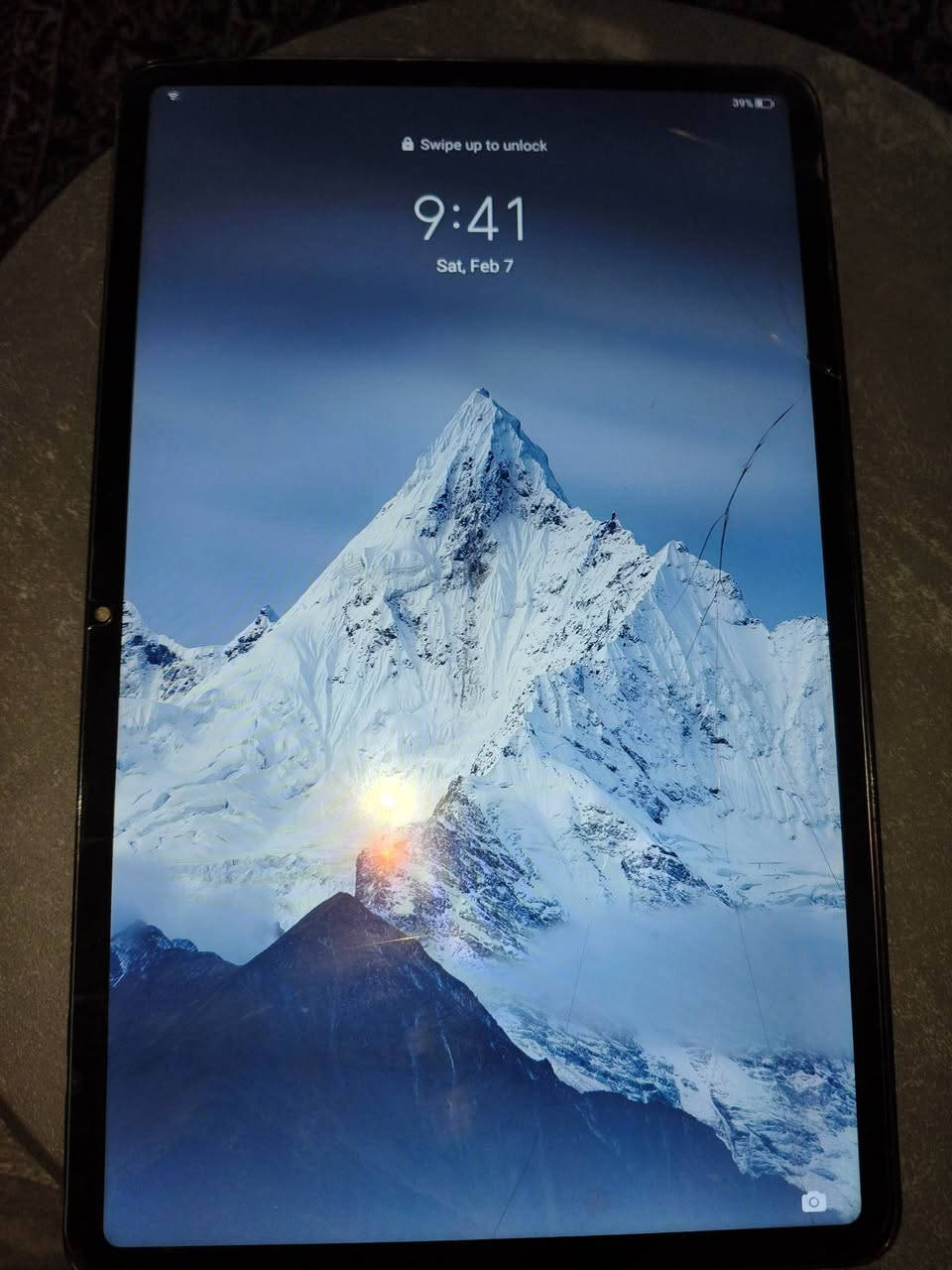 🔹 المواصفات الكاملة:
📌 الشاشة:
• شاشة كبيرة 12.0 إنش IPS LCD بدقة 1200×2000 بكسل (2K) — ممتازة للفيديوهات والبث 📺 �
smcyberzone.com
🔋 البطارية:
• بطارية قوية بسعة 7250 mAh تدوم طول اليوم مع شحن سريع 22.5 W ⚡ �
iq.mobgsm.com
⚙️ النظام والمعالج:
• نظام Android 12 مع واجهة Magic UI 6.1 💻 �
• معالج Qualcomm Snapdragon 680-Octa-Core — أداء مستقر للمهام اليومية 📈 �
• معالج رسومي Adreno 610 🎮 �
iq.mobgsm.com
iq.mobgsm.com
smcyberzone.com
💾 الذاكرة والتخزين:
• RAM: 4 GB أو 6 GB 👌 �
• تخزين داخلي: 128 GB — مساحة كبيرة للتطبيقات والفيديو 👨‍💻 �
iq.mobgsm.com
iq.mobgsm.com
📸 الكاميرات:
• كاميرا خلفية 5 MP 📷 �
• كاميرا أمامية 5 MP 📸 �
smcyberzone.com
iq.mobgsm.com
🔊 الصوت:
• نظام صوت قوي بـ 8 سماعات مع دعم DTS:X + HONOR Histen — صوت ممتاز للفيديو والموسيقى 🎧 �
honor.com
📶 الاتصال:
• Wi-Fi ثنائي التردد (2.4/5 GHz) 📡 �
• Bluetooth 5.1 👌 �
• لا يدعم شبكة الهاتف (بدون SIM) 🚫 �
iq.mobgsm.com
iq.mobgsm.com
gsmarena.com.in
🧠 ميزات إضافية:
• هيكل معدني خفيف الوزن (520 جرام فقط) 💎 �
• حماية للعين وتقليل الضوء الأزرق 🔆 �

رايده ب350 وبي مجال ويعتبر من افضل ايبادات هذا جيل 

وملحقاته گفر لابتوب
وملحقات اضافيه مال ايباد نفسه 

مكاني الامين ثانيه شارع المركز


**إذا كنت صاحب هذا الإعلان وتريد حذفه لأي سبب، رجاءا أرسل رسالة إلى الدعم الفني**