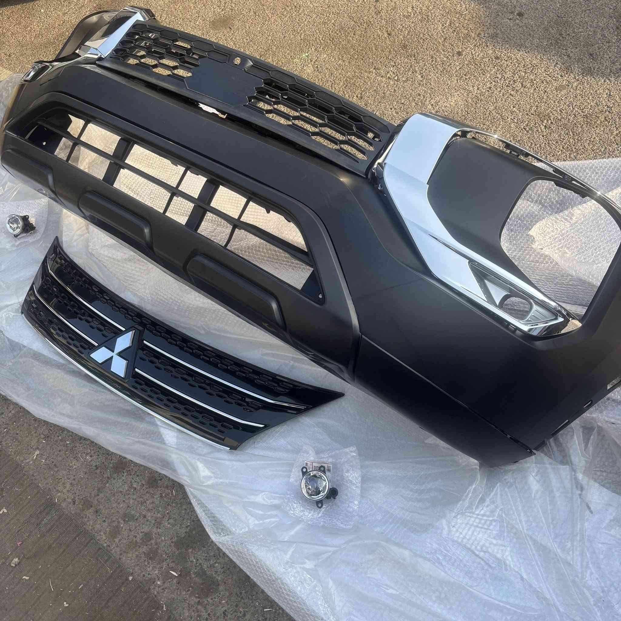 2023 Mitsubishi Outlander Sport Edition front bumper with bright strip and grille


**إذا كنت صاحب هذا الإعلان وتريد حذفه لأي سبب، رجاءا أرسل رسالة إلى الدعم الفني**