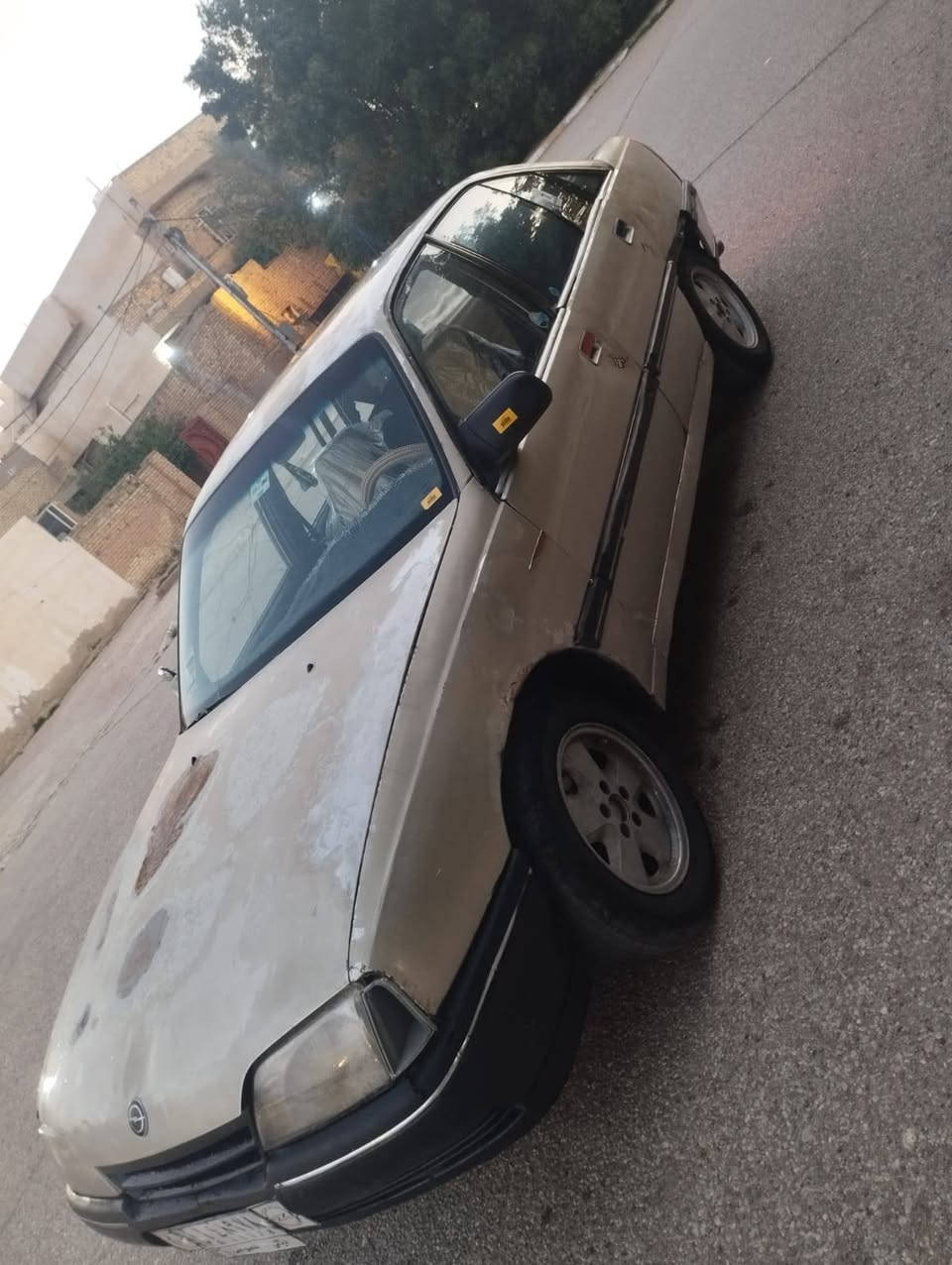 السلام عليكم للبيع او مراوس تكسي  اوبل اوميكا رقم ديالي شرط التحويل سنوية ساقطة من 22 موديل 90 حجم المكينه 20 شرط كير والمحرك كير عادي صدر امامي و خلفي جديد  باتري جديد والكشر شوف العين السعر 18 مكاني واسط الكوت مركز مدينة للاستفسار الاتصال على ***********
