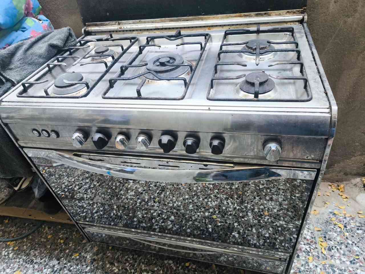 السلام عليكم متاح طباخ شغال كله وفرن شغال  ٥ عيون  مصري ١٢٥ الف بغداد حي البساتين الضباط ***********
