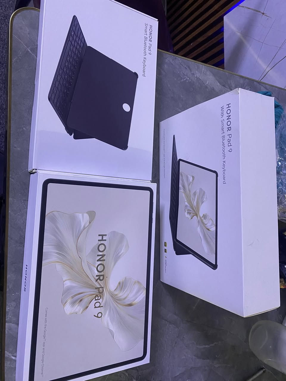 السلام عليكم 
من رخصة الادمن 

🔥 للبيع جهاز تابلت شبه جديد 🔥

📱 Honor Pad 9  
✨ الحالة: نظيف جدًا (مستخدم بس مرتين إلى 3 مرات)  
📦 كامل الأغراض ويا العلبة الأصلية  
⌨️ ويا كيبورد بلوتوث أصلي  

📊 المواصفات:

📏 الشاشة: 12.1 إنچ، دقة عالية + 120Hz  
⚙️ المعالج: Snapdragon 6 Gen 1  
💾 الرام: 12GB  
📦 التخزين: 256GB  

🔊 الصوت: 8 سماعات ستيريو – صوت قوي ونقي  
🔋 البطارية: 8300mAh تدوم لفترة طويلة  
⚡ الشحن: سريع  

📸 الكاميرا:  
- خلفية: 13MP  
- أمامية: 8MP  

💰 السعر: 350 الف
عنواني بغداد 
الكرادة


**إذا كنت صاحب هذا الإعلان وتريد حذفه لأي سبب، رجاءا أرسل رسالة إلى الدعم الفني**