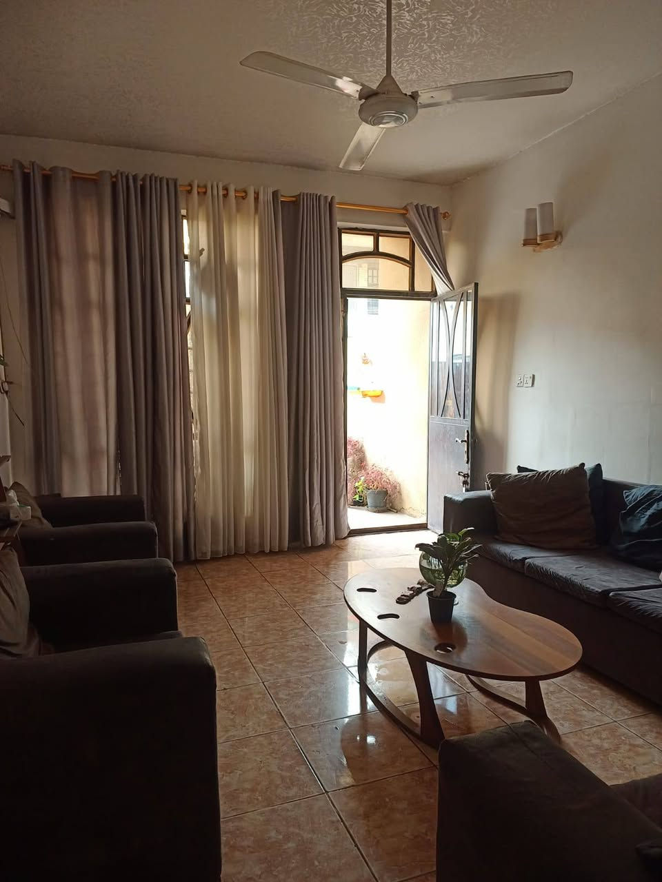 🔴 دار للبيع في منطقة الامين الثانية
📍قرب جامع الرسول الفلكة المشجرة 

🟠المساحة 75 متر
🔹 الواجهة 4 الا ربع
🔹 النزال 20 متر

يحتوي على طابقين بناء 2013 بناء جيد

 الطابق الاول استقبال ومطبخ بي ساحة درج وصحيات وغرفة نوم 
والطابق الثاني غرفتين نوم وصحيات 
والطابق الاخير سطح كبير وبي غرفة چينكو كبيره مخزن للغراض

✅ السعر :- 180 مليون مع مجال بسيط جداً 

📌 للاستفسار اكثر الاتصال على الرقم *********** متوفر واتساب
