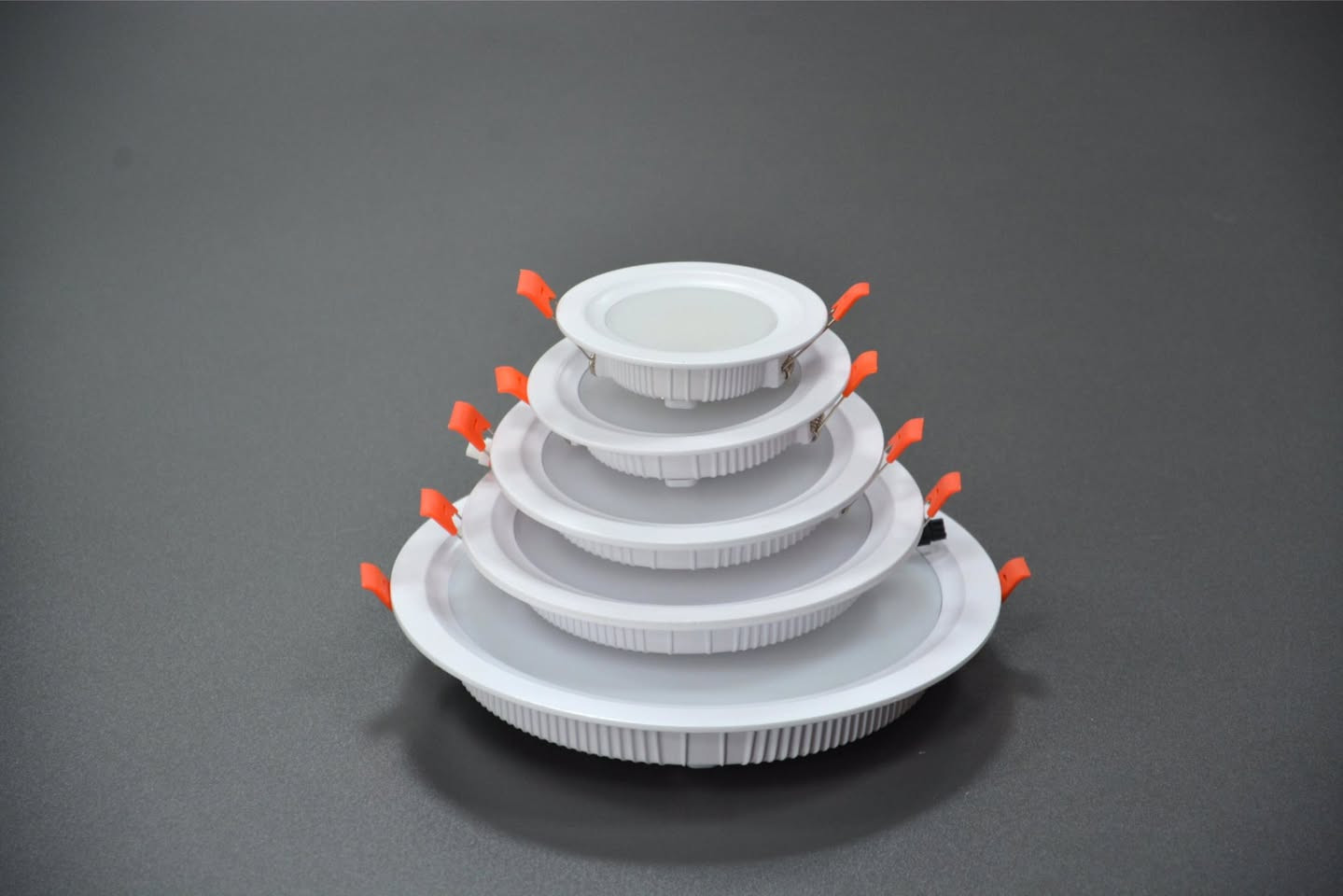 Down light. 9w 12w 15w 24w 36w 
One color -3color-4CCT 
Welcome to your inquiry dear


**إذا كنت صاحب هذا الإعلان وتريد حذفه لأي سبب، رجاءا أرسل رسالة إلى الدعم الفني**