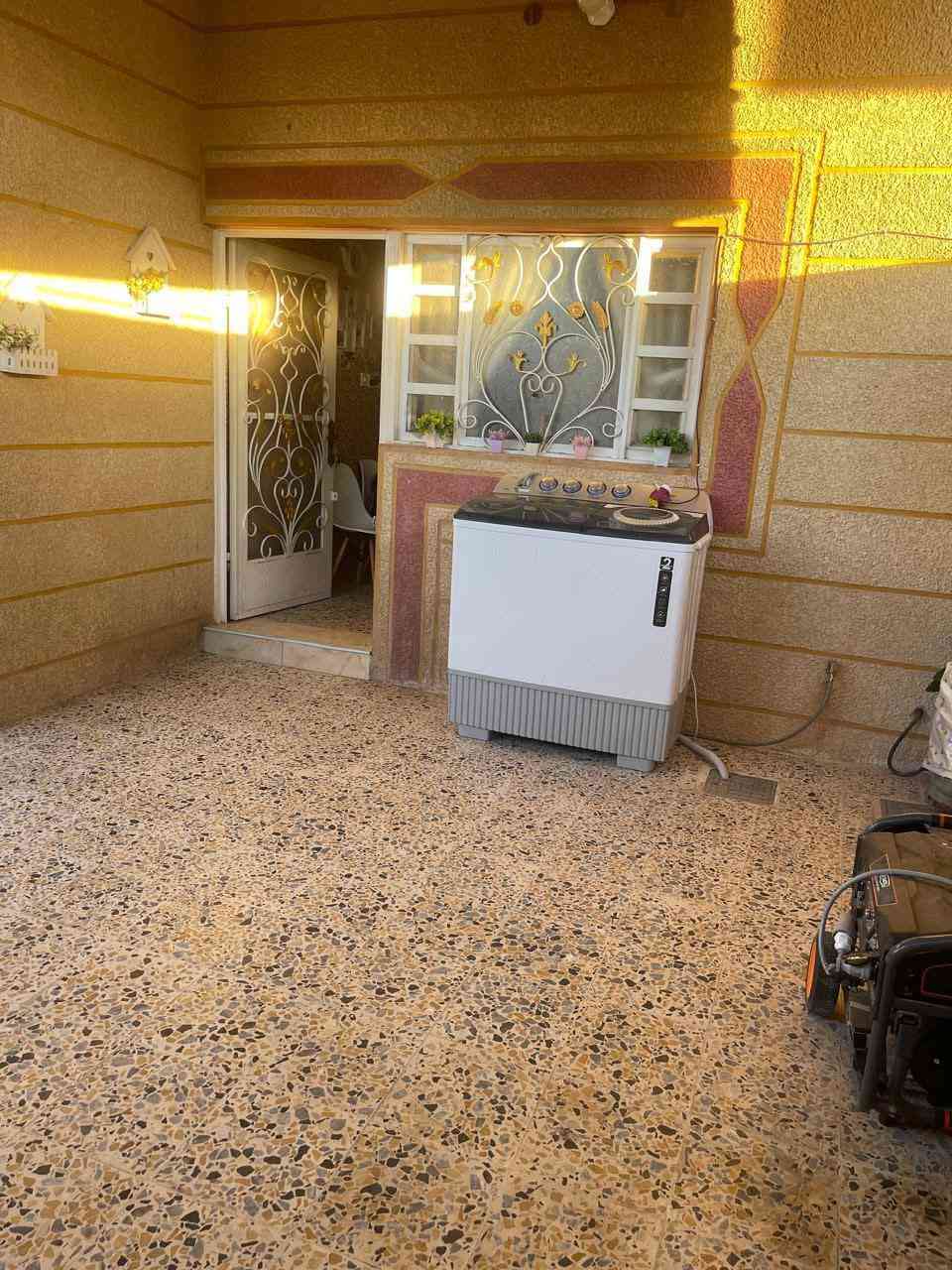 السلام عليكم
بيت المساحة 150 
العنوان الكاطون قرب السايدين الفاصل بين الحي والكاطون يبعد عن الشارع تقريبا 300متر
غرف نوم 2
استقبال
صالة
حمام + تواليت داخلي
تواليت خارجي
مطبخ 
طرمة 
طابق واحد 
البناء 2015
السعر 110 او بي مجال
للاشتفسار ***********
